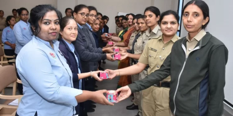 ಬೆಂಗಳೂರು ಪೊಲೀಸರಿಗೆ ಮುಟ್ಟಿನ ಆರೋಗ್ಯ ಜಾಗೃತಿ ಮತ್ತು ಮುಟ್ಟಿನ ಕಪ್ ವಿತರಣೆ